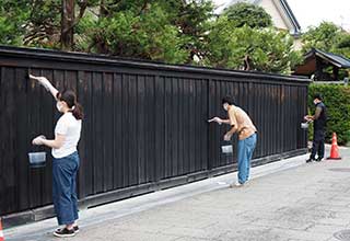 自然素材の柿渋で黒板塀を修復するワークショップ（青森県弘前市）