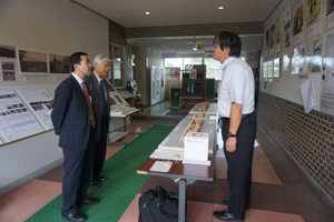 本学と青森県鰺ヶ沢町の連携協定の継続締結更新の調印式