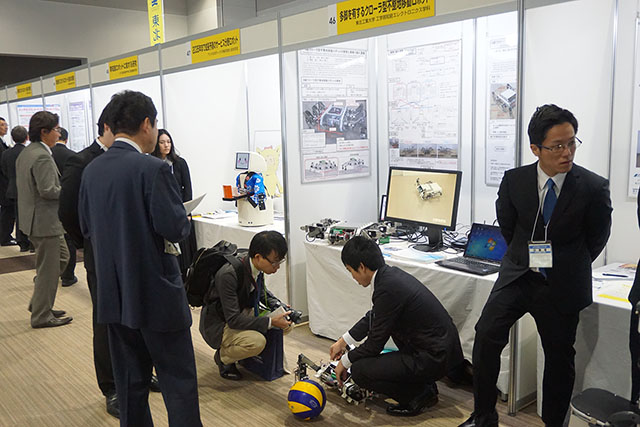 学生たちによるロボット実演も行いました