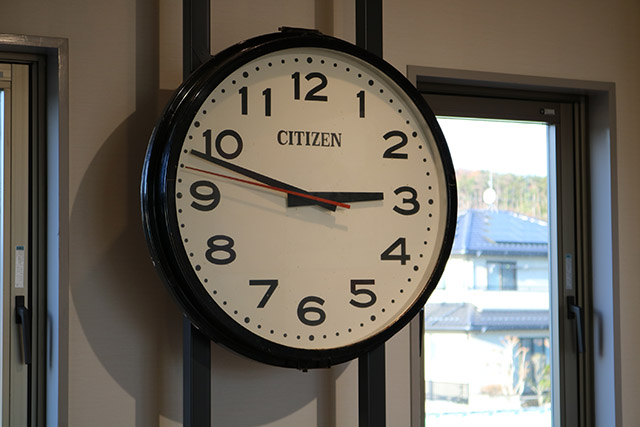 2時48分を指したまま、東松島市震災復興伝承館（旧野蒜駅舎）に残された時計