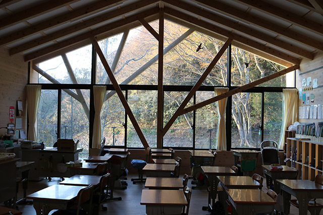 大きなガラス越しに美しい木組みが、そして森が見える宮野森小学校